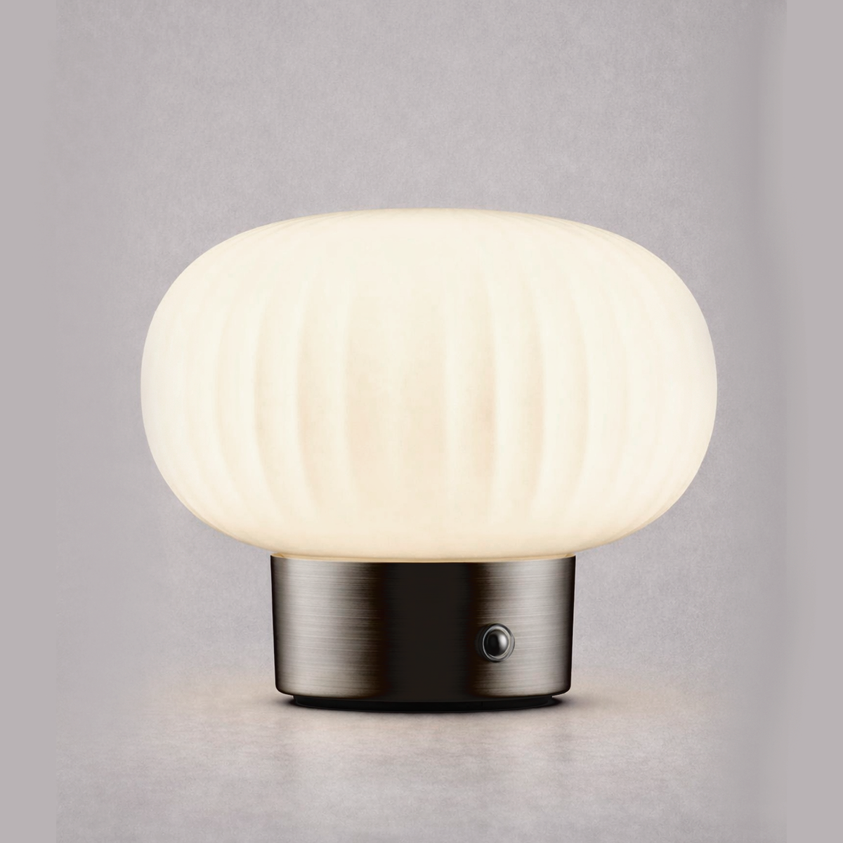 Лампа настільна срібна з білим ребристим плафоном H-13,4 cm Led 1,8W White Stripes Bulb 260240-100007501