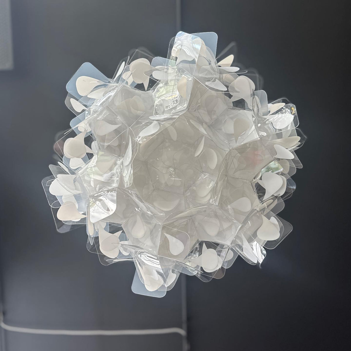 Люстра біла підвісна з пелюстками Квітка D-50 см Led White Flower lamp 230666-100002180