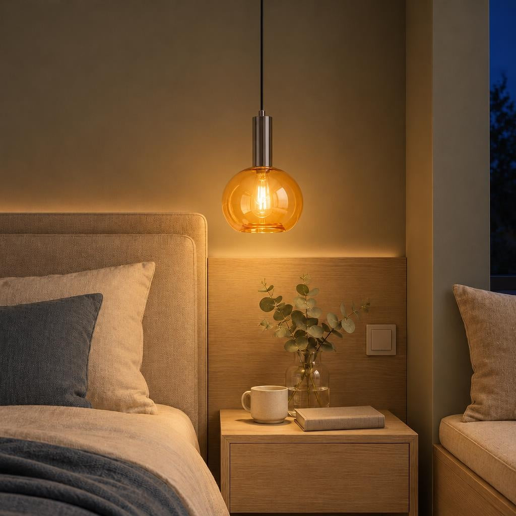 Увечері: Підвісний світильник з кулястим скляним плафоном на металевому підвісі # Колір корпусу_Хром # Колір плафона_Бурштиновий