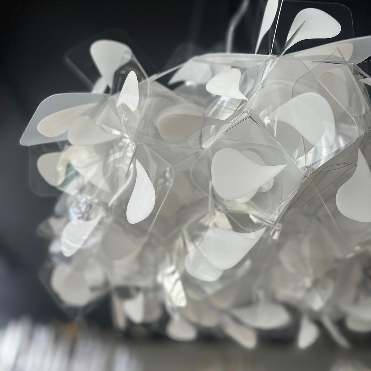 Люстра біла підвісна з пелюстками Квітка D-50 см Led White Flower lamp 230666-100002180
