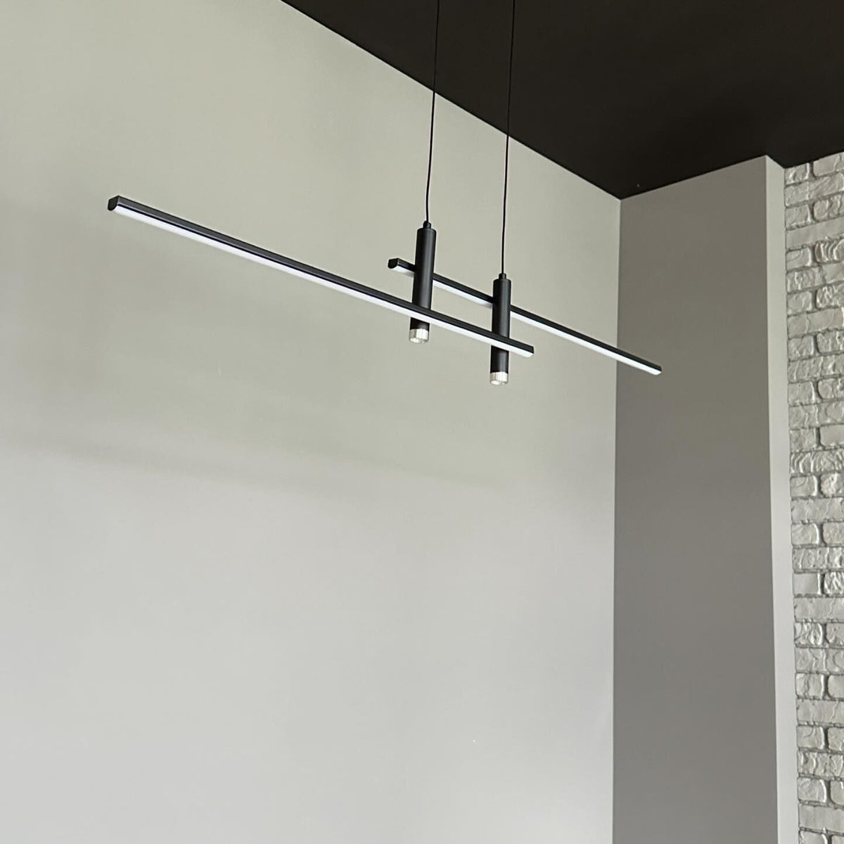 Підвісна люстра чорна лінійна з пультом L-120 cm Н-25-150 cm Led 31W Black + Silver Long slim twice Linear 240258-100003051