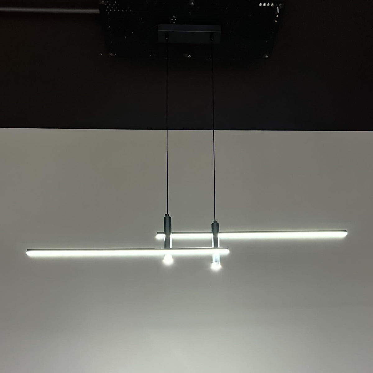 Підвісна люстра чорна лінійна з пультом L-120 cm Н-25-150 cm Led 31W Black + Silver Long slim twice Linear 240258-100003051