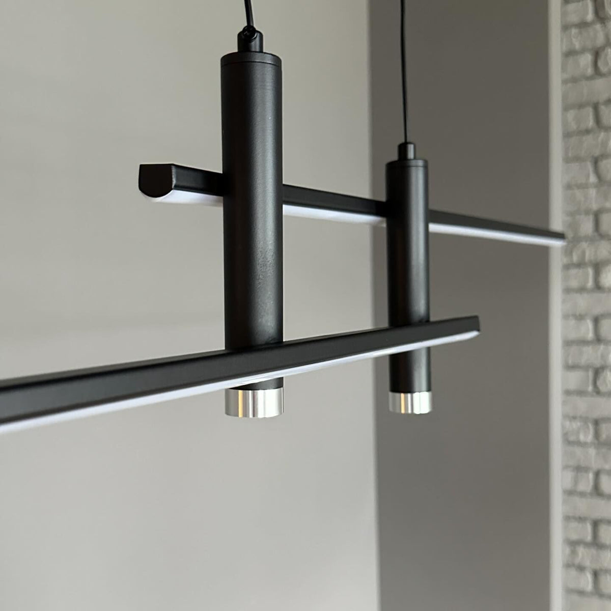 Підвісна люстра чорна лінійна з пультом L-120 cm Н-25-150 cm Led 31W Black + Silver Long slim twice Linear 240258-100003051
