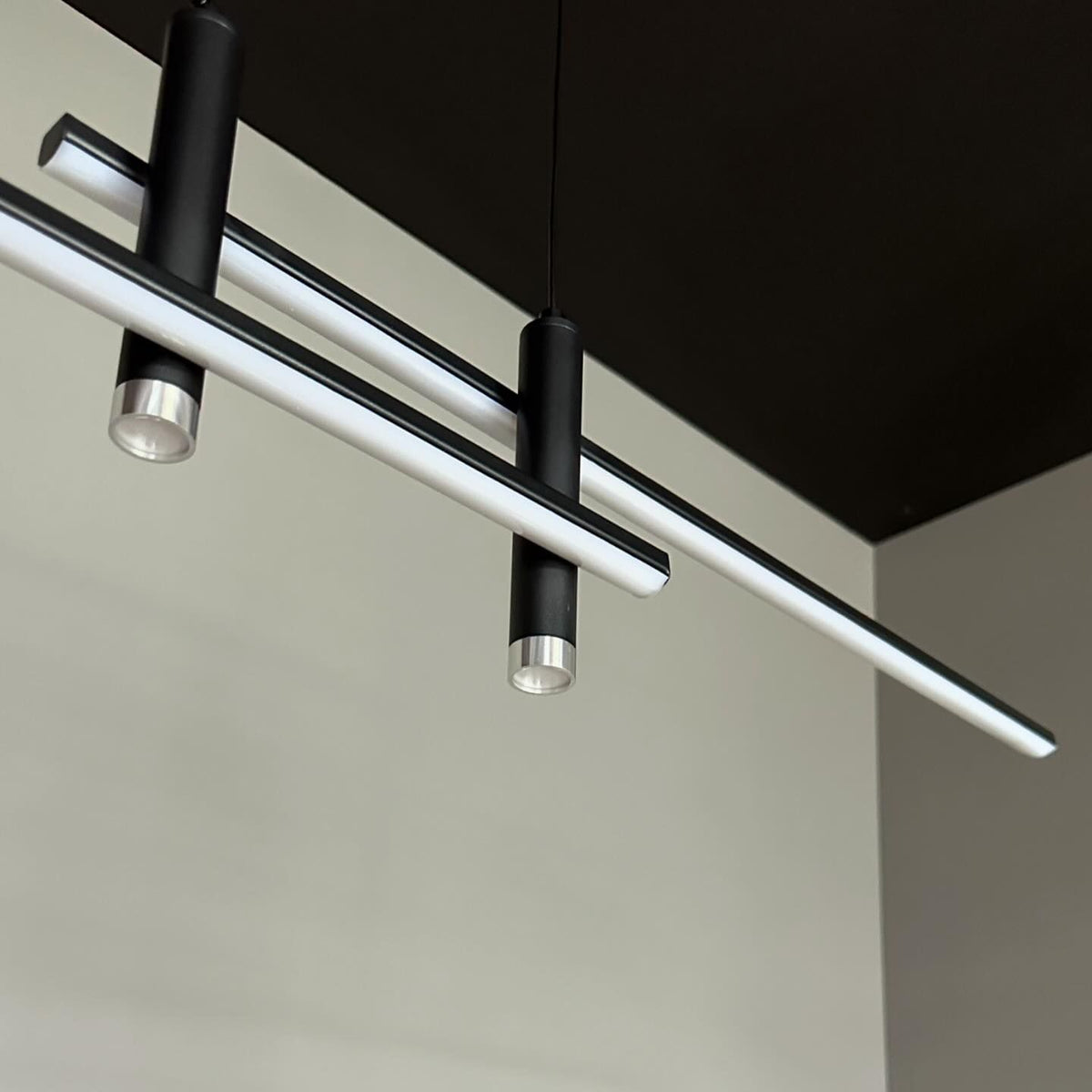 Підвісна люстра чорна лінійна з пультом L-120 cm Н-25-150 cm Led 31W Black + Silver Long slim twice Linear 240258-100003051
